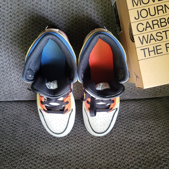 NIKE Air Jordan AJ1 Mid SE - Boys' Grade School  Size 6Y - Picture 7 of 16